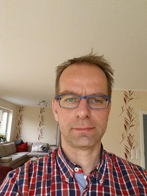 (Ex-)Lehrer Gym Erdkunde, Deutsch;
jetzt Verlagsredakteur Geographie;
hier eher teilnehmend, weniger teilgebend
