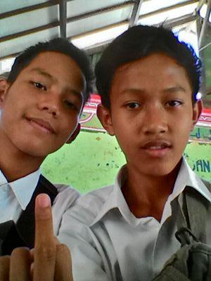 Buat Nilai.“Berusahalah untuk tidak menjadi sukses, melainkan untuk menjadi bernilai.”