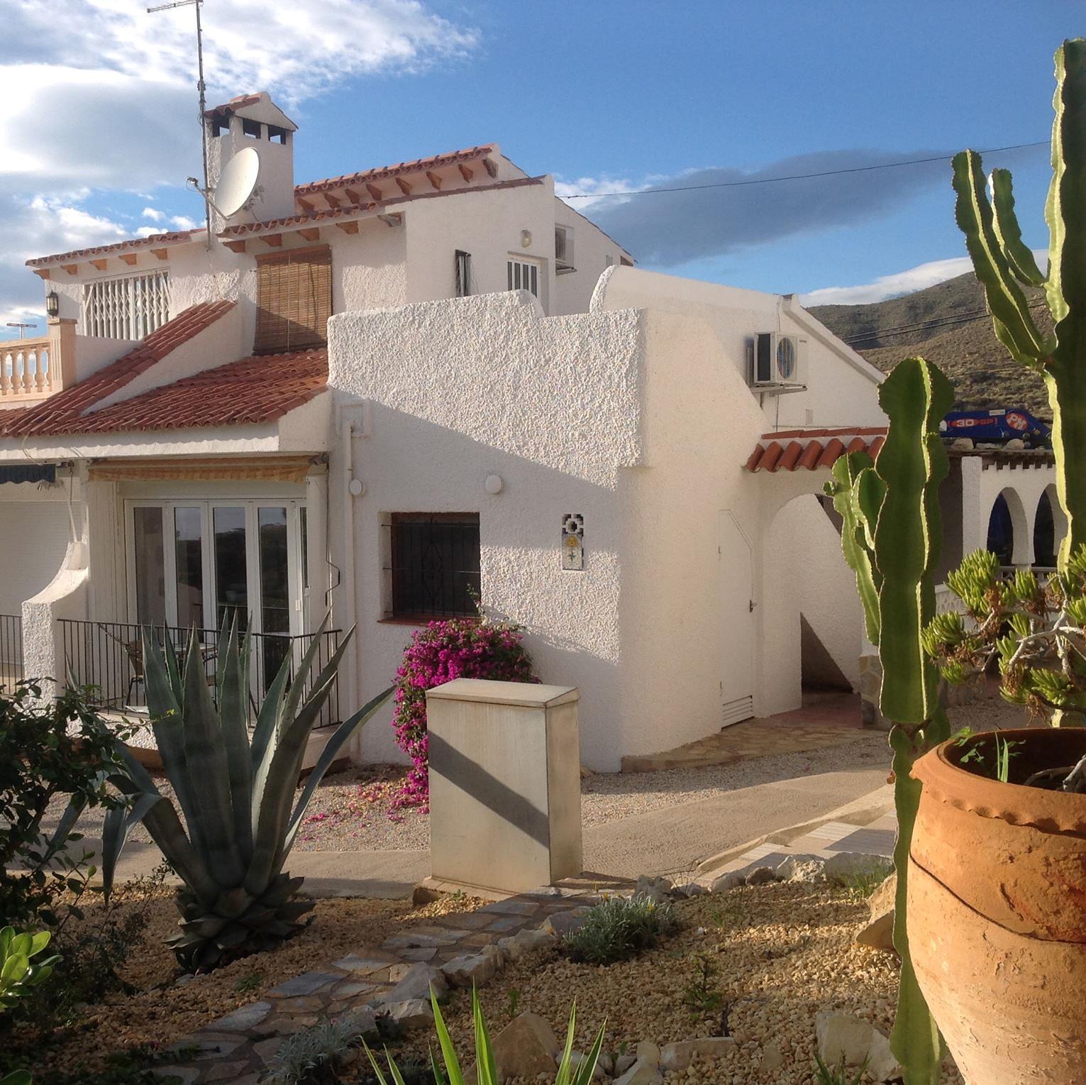 6 p Vakantiewoning Spanje
Ideaal gelegen tussen Benidorm en Alicante.
Direct aan de kust, 100 m van het strand.
Zwembad, Wifi, Airco http://t.co/pRvC2oHl6m