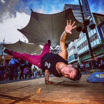 Insta @chinospeedy @speedyangels trabajo , vida, el baile, la musica  dile  no ala peluca no te la pongas Eleggua en MI corazon