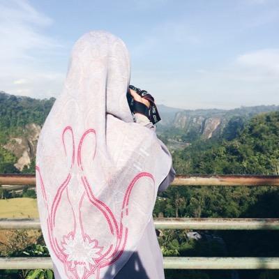 mabuk cinta hingga manjadi gilA adlah dbnarkan..ttapi hanya kepada ALLAH S.W.T