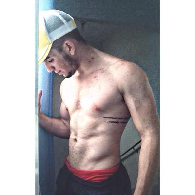 17 anos, futuro promotor , sou legal, me sigam, se não quiserem seguir, sigam do mesmo jeito, a vida é loca loca é a vida e se vocês verem caramujos legal