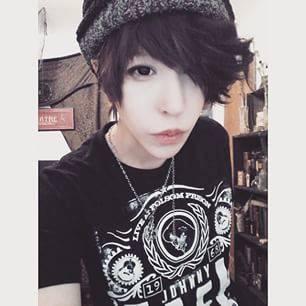 Chris | 16 |kitten|slave| bottom  |single because nobody wants me