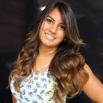 Sou complexa, sou mistura, sou mulher com cara de menina… E vice-versa. Me perco, me procuro e me acho. E quando necessário, enlouqueço e deixo rolar…