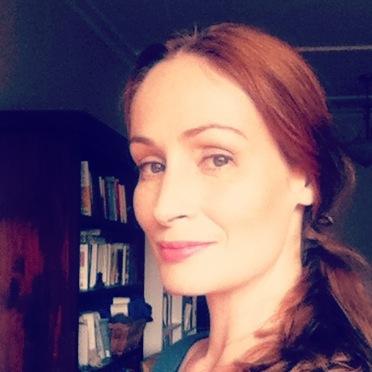 Lover of gothic & fairy tales. Not fond of rules. Living in a forest, on a mountain. Music dwells here.