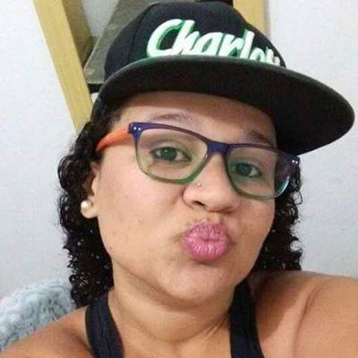 Solteira, 27 anos, dois filhos, Serva do Senhor.