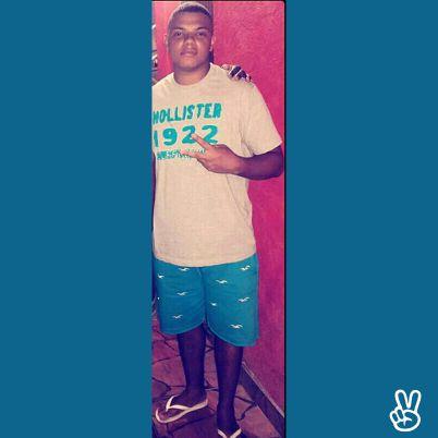 Eu brinco, eu erro, eu choro, eu sorrio, eu falho. Não sou perfeito, nem prometi que seria.  ✌
