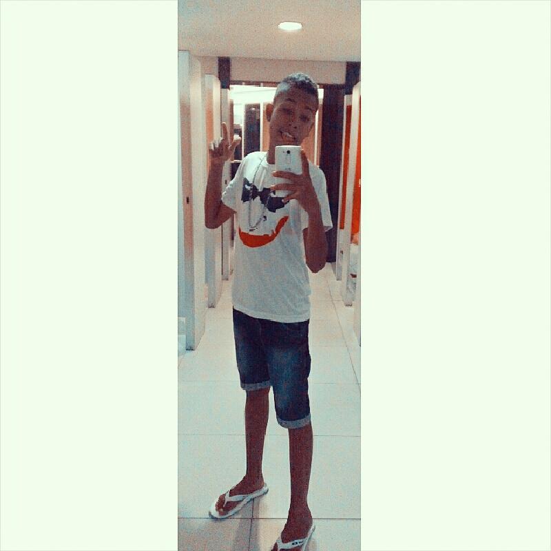 - Sou discreto , menino moderno , Whisky e maconha é oque o bonde consome ♪ ✌