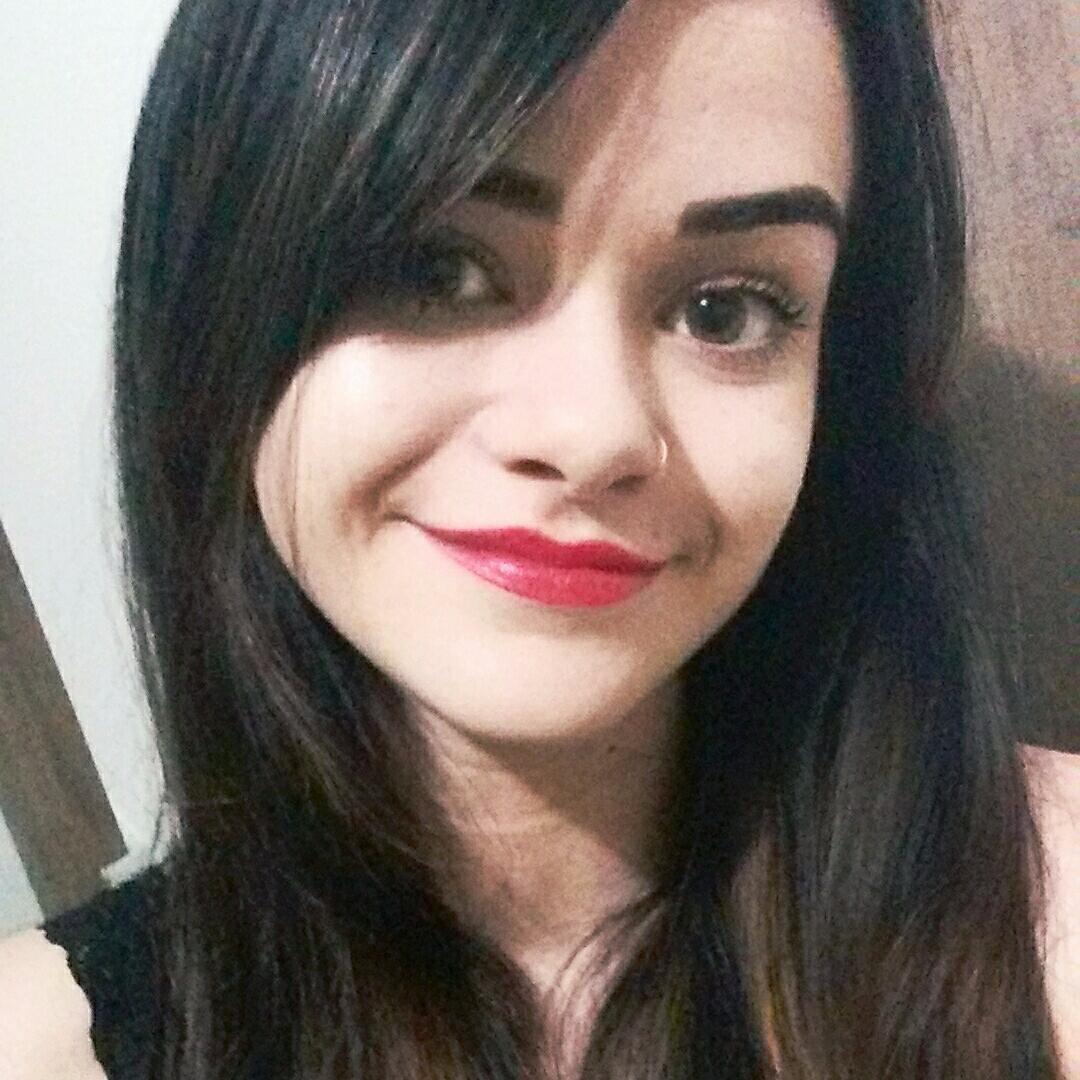 Uma lua minguante. Uma metade brilhante, uma metade escura.
Igual a mim.
