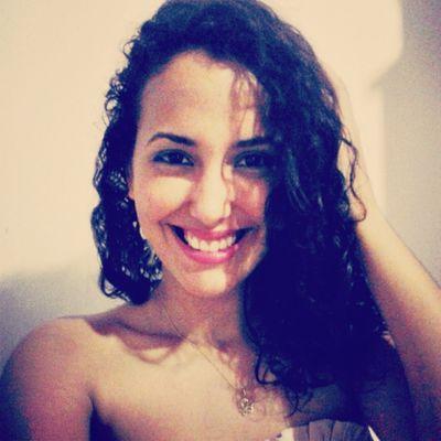 Pra te contar o q sinto, vc foi diferente pra mim pra te abraçar e dizer q um simples caso quer virar romance e depende só de vc ! @RafaelDelisa - Depende de Vc