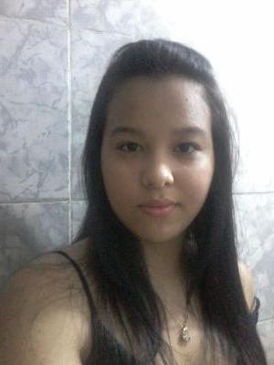 ' Elα sorri bonito e deixα os outros querendo sαber o segredo que α fαz feliz;
αquela que αgrαdeçe α Deus por ter o privilégio de amar e se amada ♥ .