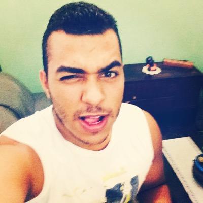 Eu sou do tipo que tem personalidade, pois não finjo ser quem eu sou para agradar a ninguém.
