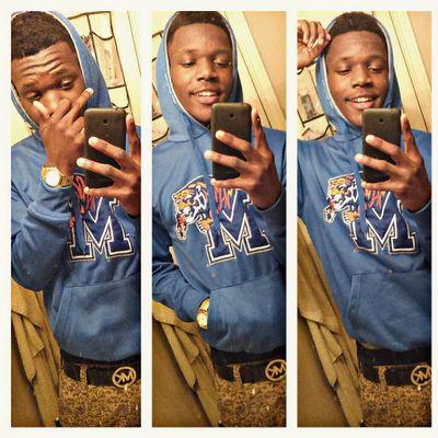 901 〽ade 
Football is bae 
Juss grinding to see my family eat