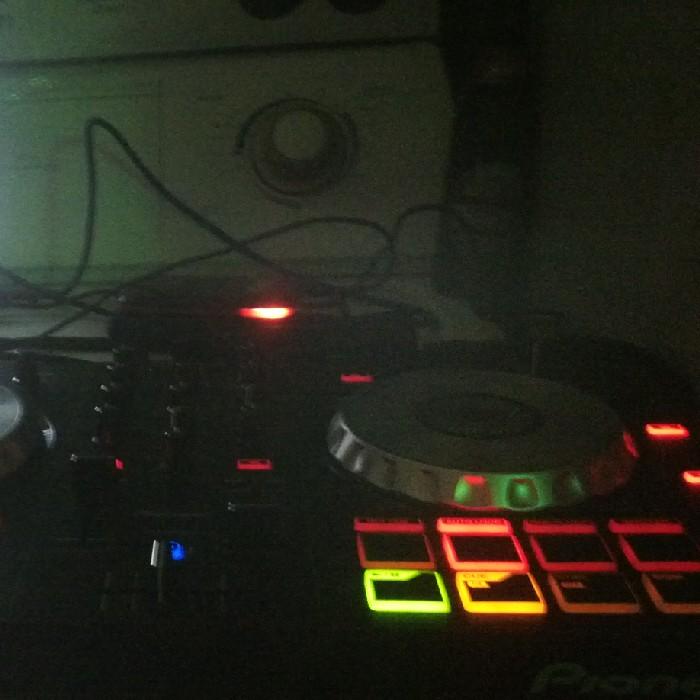 Dj en mis tiempos libres, asesor de equipos de amplificación e iluminación para discos moviles, orquestas y mas.... ventas al por mayor y menor de bafles amp.