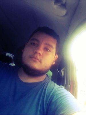alguém q conseguiu terminar a faculdade e está no limbo entre o fim da faculdade e o desemprego, mas sorrindo