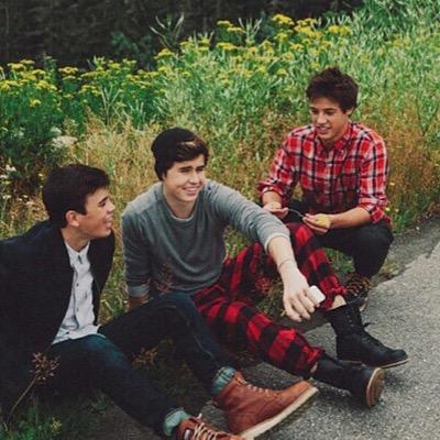 please retweet the tweet in the link below if you breathe (((: