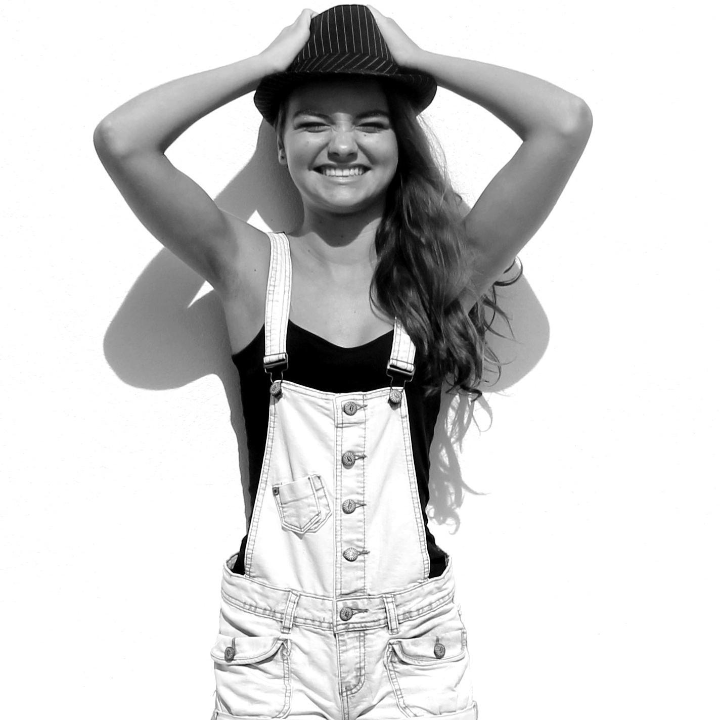 AurelieDuforest's profile picture. 17 years old Potterhead, Gleek, Fangirl. Photographe & écrivaine amatrice