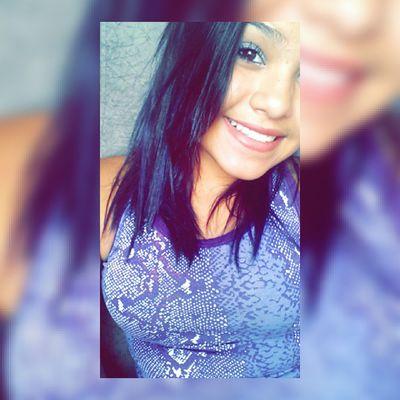 Ela olhou pro céu , cruzou os dedos , fechou os olhos , e mesmo sabendo que não iria funcionar , ela desejou você