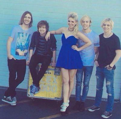 I make layouts of R5 (just DM or tweet me for it) i take requests too!