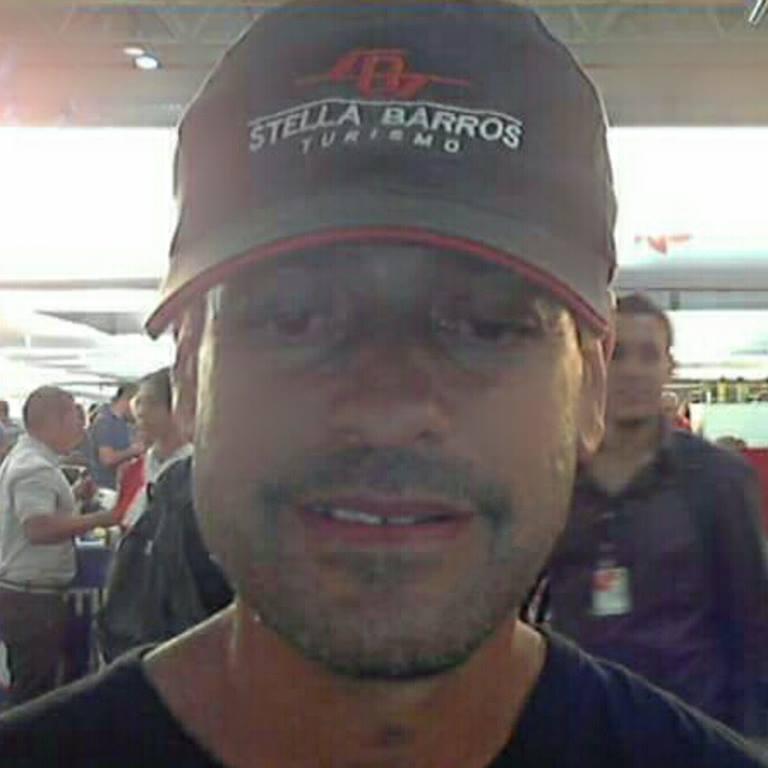 Sou cara bonito alegre e trabalhador visita a página no meu facebook. http://t.co/8v9Fj1nIKp