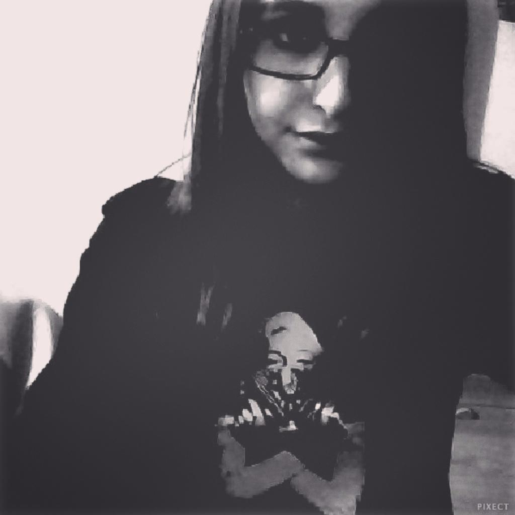 ♀.XV. BCN
✖Mundo cerrado, 
heridas abiertas✖
•Emo☯
◦Otaku✡
•Creepypasta✝
▲ Books&Cats◕‿‿◕ 
►Metalcore
▼Screamo
◄Heavy Metal