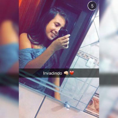 Ela tem as estrelas nos olhos, e  lua crescente no sorriso. ❤