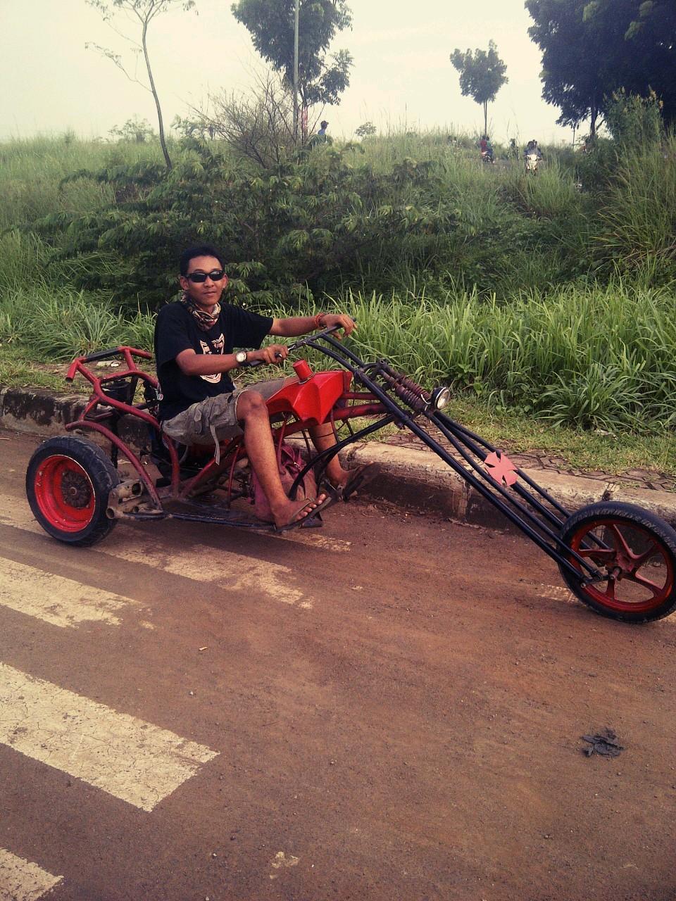 Pengendara BAJAJ DELUXE thn82