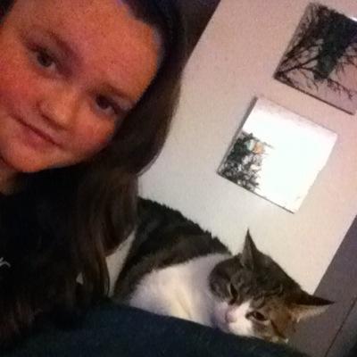 the only thing that makes you stronger is pain Hayley Yorkmusic is life
love my older sister aundra insta=lynnhayley