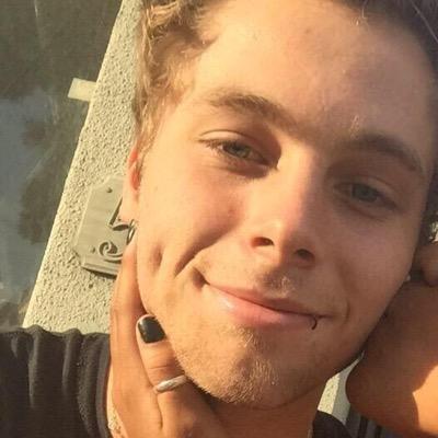 go follow @bandlckscreens because she gave you a free follow