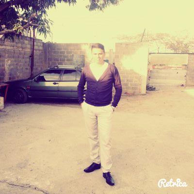 El que no vive para servir de sirve para vivir
