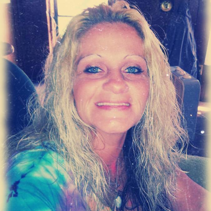 full time mother of three ,love hanging out ,partying,love summer time,love samples and trying out new products :P
