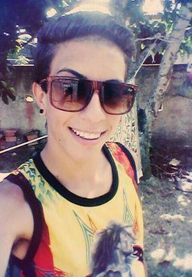 Eu erro. Eu amo. Eu choro. Eu brinco. Eu sorrio. Eu tenho defeitos. Eu tenho qualidades. Eu minto. Eu não sou perfeito, aceite