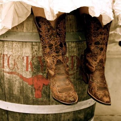 I'm a country girl & southern belle. I love Jesus with all my heart, love Taylor Swift, my dogs, horses, flipflops, & cowgirl boots. And chocolate. Amen.