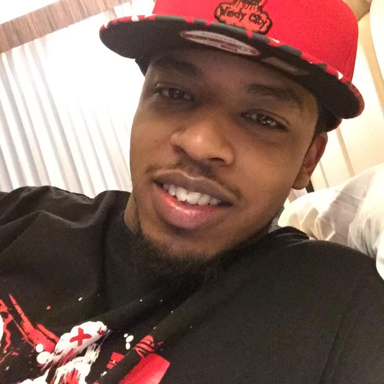 8jMuIaLnE's profile picture. 