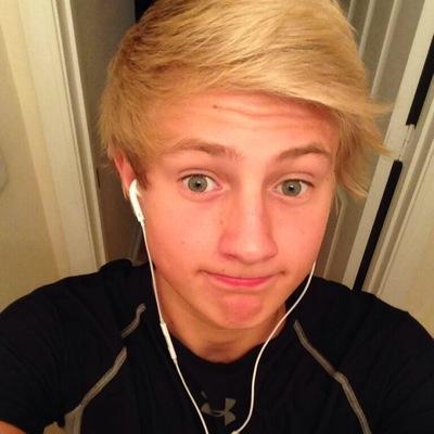 I love food and I'm fourteen and im a wrestler im on younow you should get the app so you can watch me and my younow is sam_aldrich