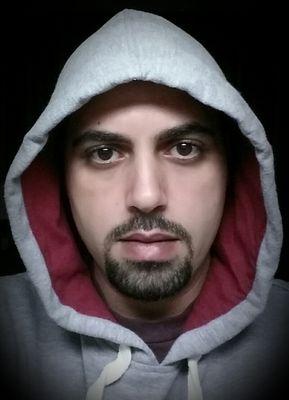 هلم الهدوم والهموم واللعب
وصورة حبيبتي اللي بين الكتب
وهكتب لصاحبي اللي سافر جواب
هقوله أن صاحبك حبيبك تعب
و قرر يسافر