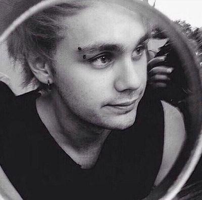 I'd rather be hated for who i am, than loved for who i am not -Kurt || Access to Ashton/4