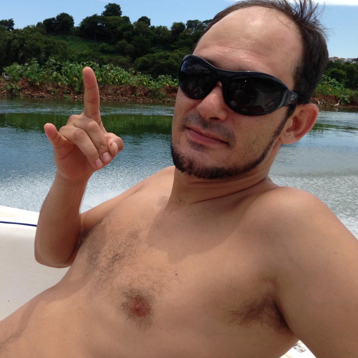 Feliz , cinsero e pra frente ! Pessoa do bem ! Boleiro , amigo pra toda hora .  Canceriano, São Paulino e torcedor do xv de jau. Jauense por nascimento  Feliz😀