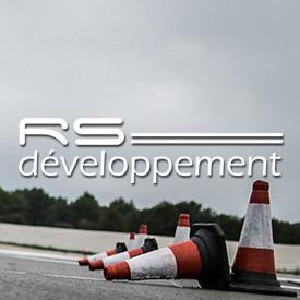 Nous proposons des stages de perfectionnement à la conduite automobile sur Circuit, sous un format UNIQUE EN FRANCE.