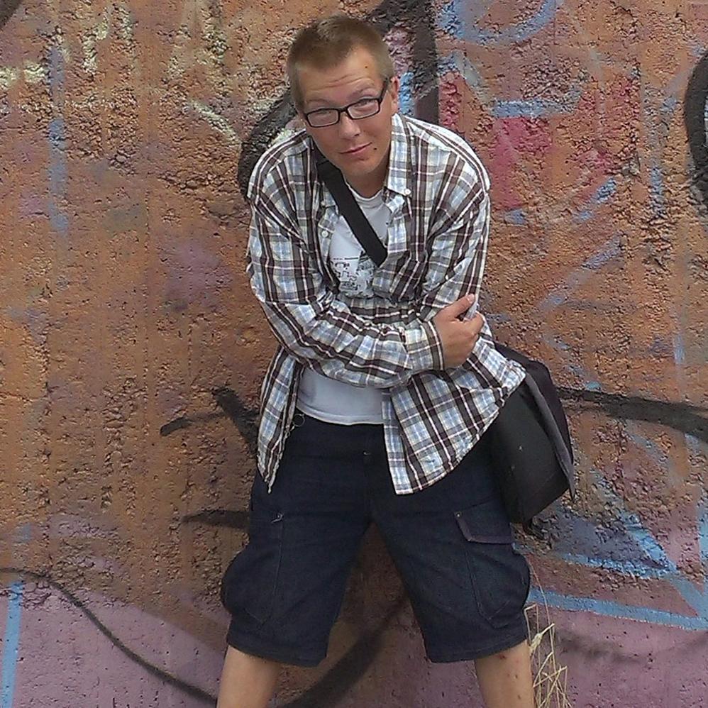Born in 77. Tuned in, turned on & dropped out after gradeschool. Since '91 been making noise atleast semi-pro. https://t.co/vu60UV9mFy & check out my soundcloud.