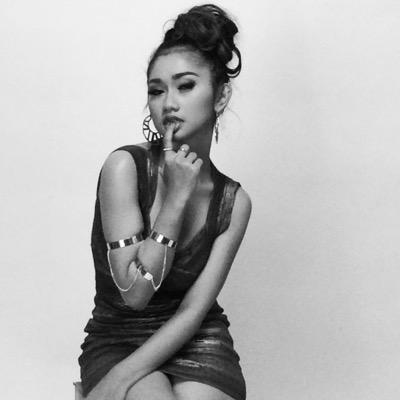 Indonesian Dangdut Singer. New comer that ready to wiggle your world!
#indonesia #dangdut #sexy https://t.co/HKRogbA8IU