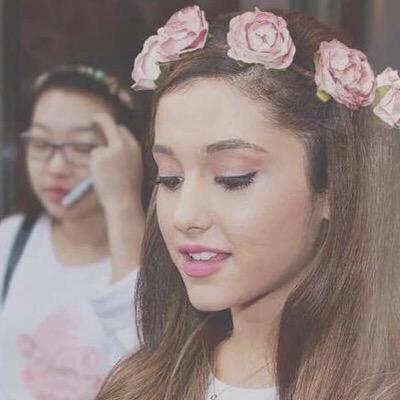Go click retweet if you want to use it then dm //DM me to request your own Layout // Use credits if using ☝ Love yall // Ari our queen @ArianaGrande ☁