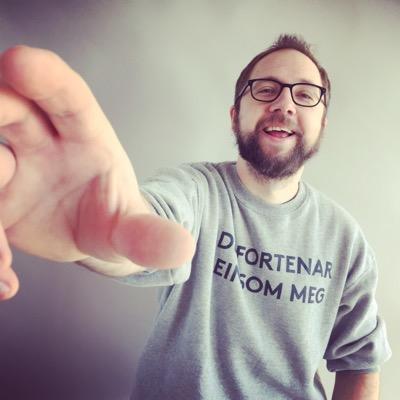 Topp byråkrat. Med mellomrom. Skriver for egen regning. I alle fall ingen andres. Radioprater og radiomogul på kveldstid.