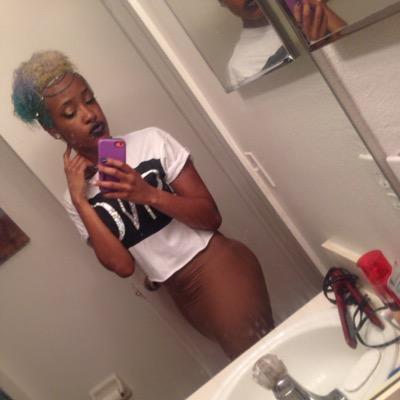 Taurus, #LESBIAN, freelance model, Check me out on IG @stonielamermaid__ Snappychat-stonielamermaid