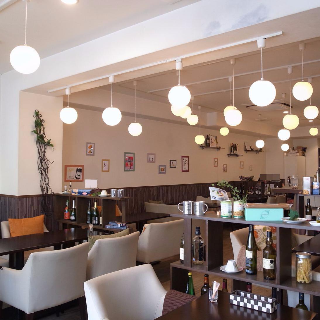 CandiReindl's profile picture. 一度は行ってみたいおしゃれなカフェを紹介します♪お気に入りがあったらRTお願いします。