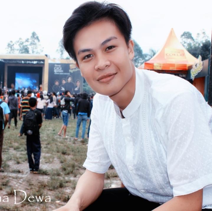 Manusia biasa dgn jutaan mimpi yang keseringan menggila|Anak band di @the_sitijulaeha|Mahasiswa S2 Hukum UNPAS |https://t.co/znRk9FxYgk