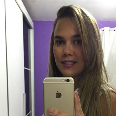 Estudante de Fisioterapia 
Pós Graduação em Coluna Vertebral
Casada e Super Feliz
