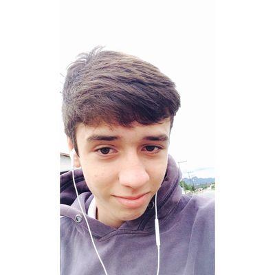 Quando olho seu rosto, seus olhos parecem inocentes e puros e sua respiração me afaga. Em seus braços me sinto segura, eu te amo ♥ p. @emychavess