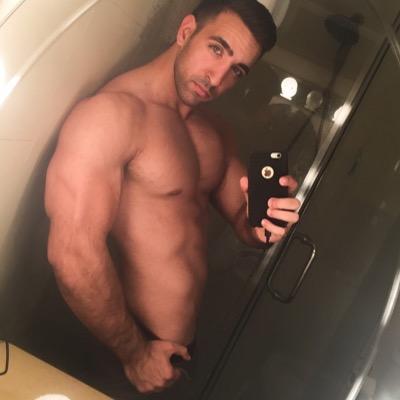 Instructor de gym y amante al futbol. #Instagram @daniel_gago