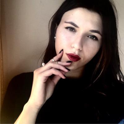 Scrivo stronzate e sono superficiale.
Ma trovi la mia versione carina su Instagram: @tina__gallo
(Sì, gli underscore sono due)